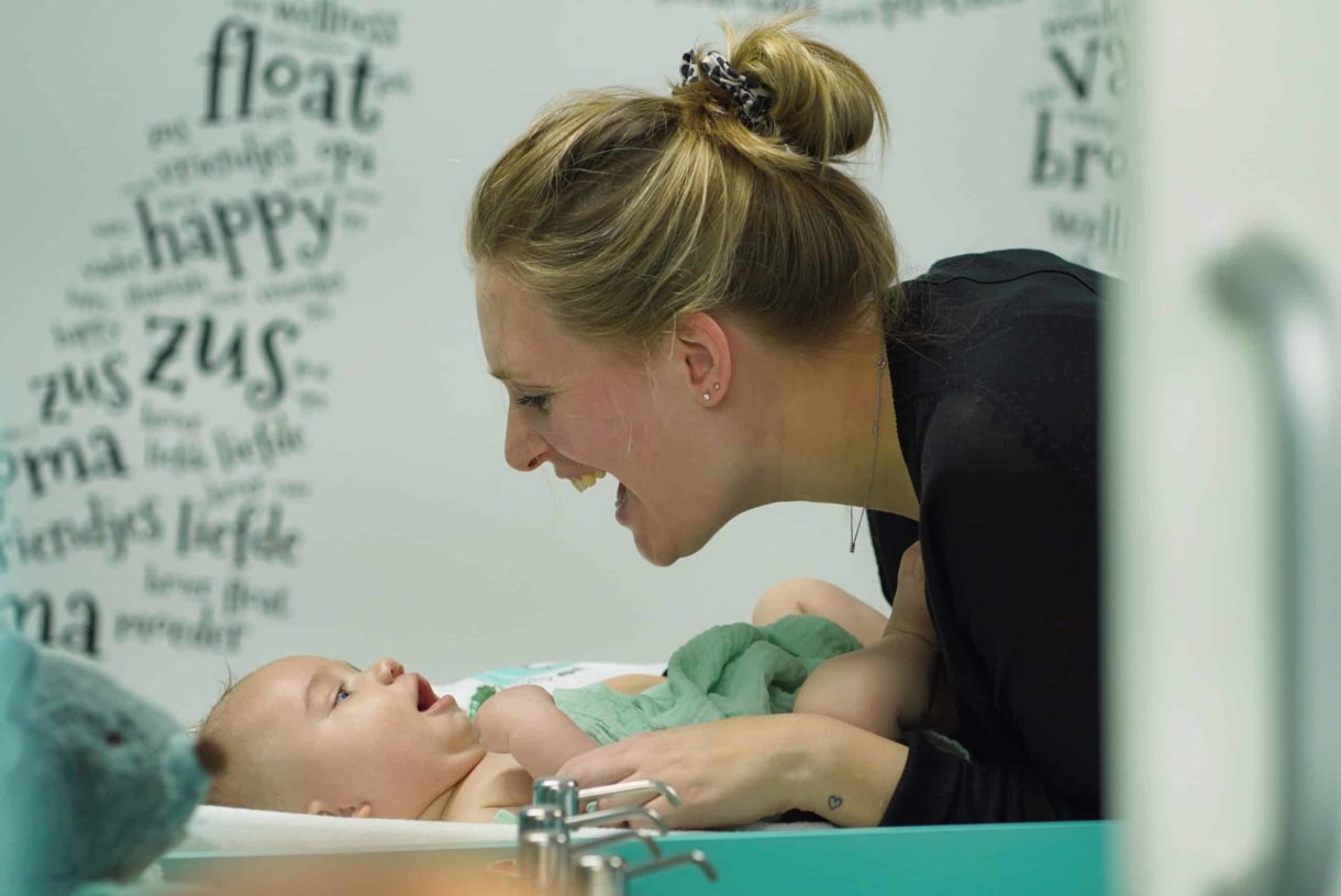 Tijdens het eerste jaar van je baby zijn er natuurlijk veel mijlpalen. In deze blog lees je alles over de eerste mijlpalen!